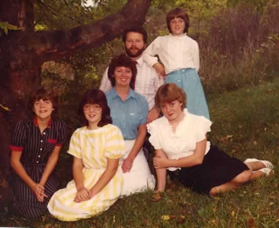 Edith Marcum (center) with her husband and four daughters